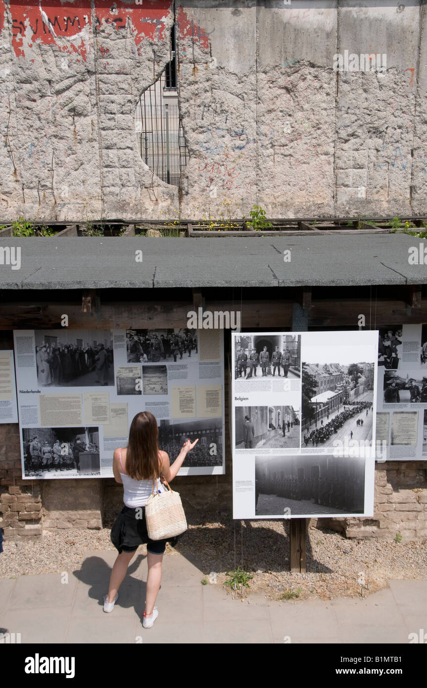 Eine Frau sieht sich eine Ausstellung „Topographie des Terrors“ am Standort des ehemaligen Gestapo-Hauptquartiers in der Niederkirchner Straße, Berlin an. Deutschland Stockfoto