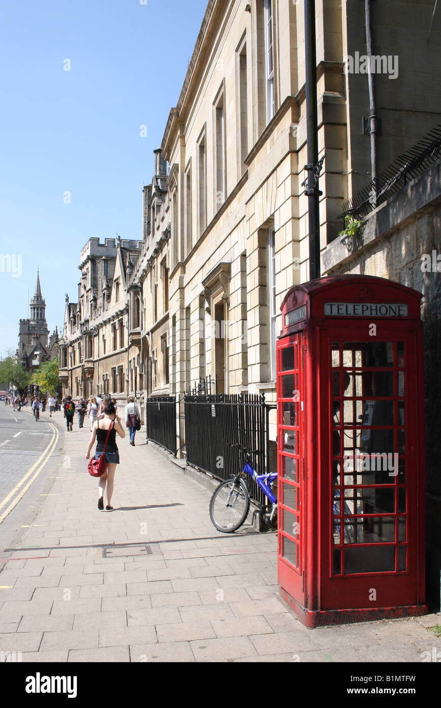 Oxford High Street mit einer typischen roten Telefonzelle Stockfoto