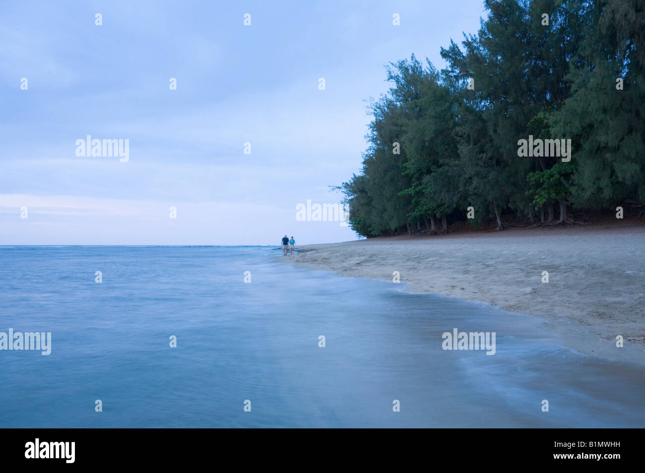 Älteres Paar zu Fuß auf Ke'e Strand in der Abenddämmerung. Kaua ' i. Hawaii. USA Stockfoto