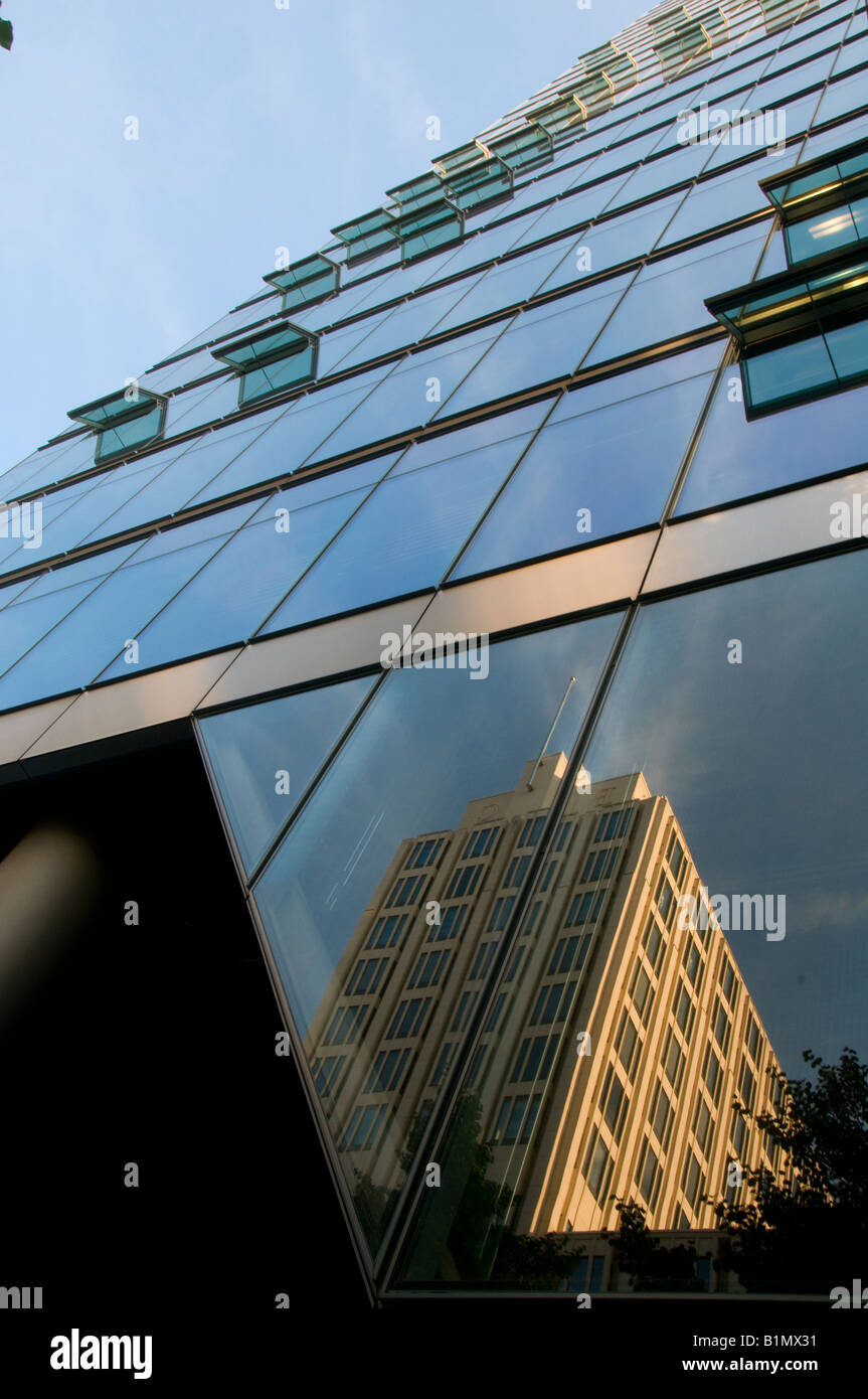 Spiegelung in der verglasten Fassade des Bahn-Towers, der den Hauptsitz der Deutschen Bahn am Potsdamer Platz beherbergt. Berlin, Deutschland Stockfoto