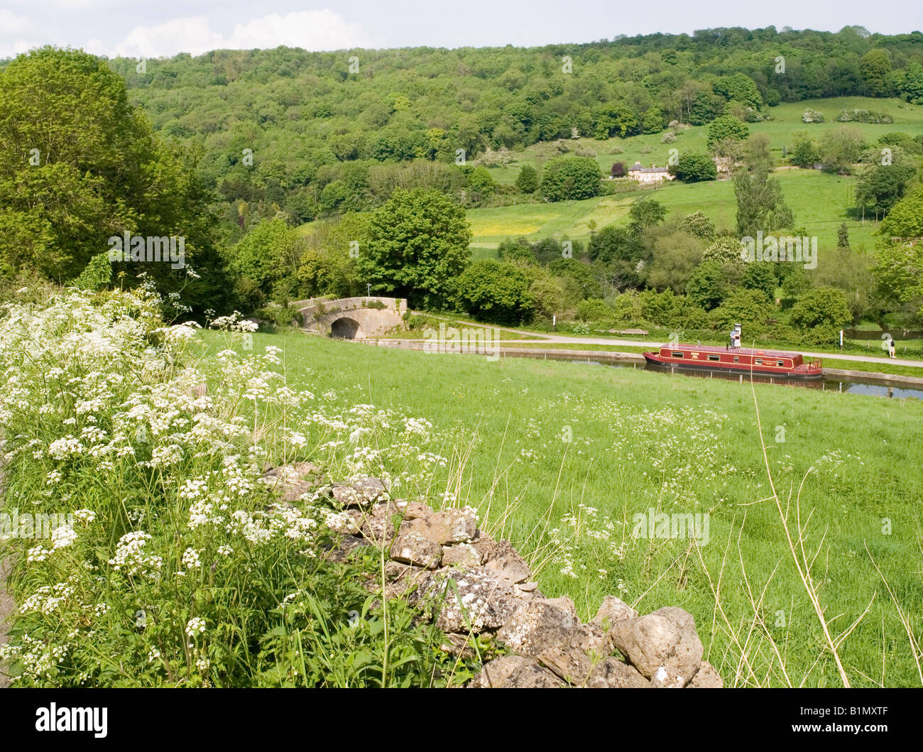 Blickte auf die Avon und Kennet Kanal im ländlichen Dorf Claverton, in der Nähe von Bad Stockfoto