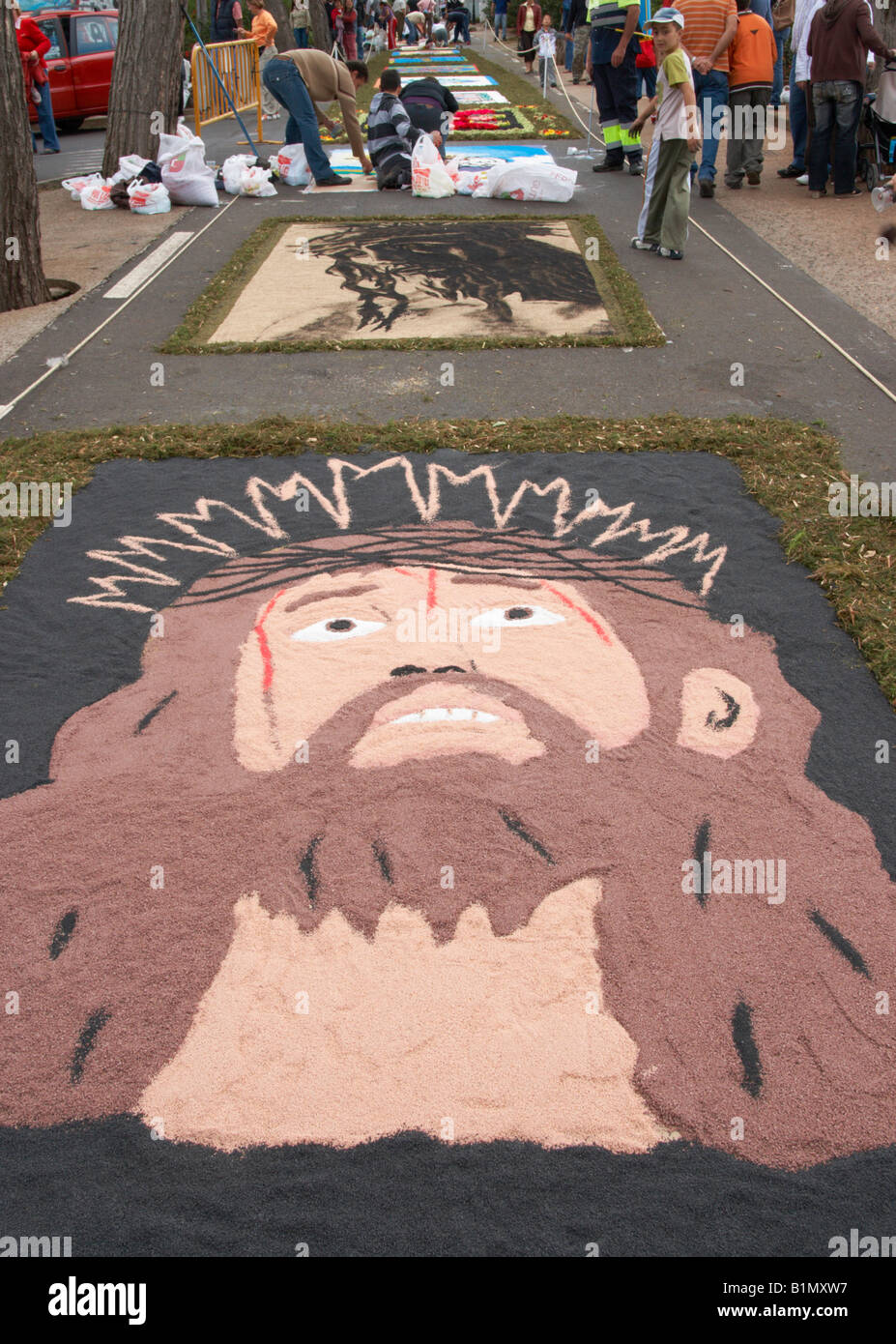 Die Bewohner Tacaronte auf Teneriffa schmücken die Straßen mit Las Alfombras (Teppiche) de Corpus Christi mit zerkleinerten Marmor. Stockfoto