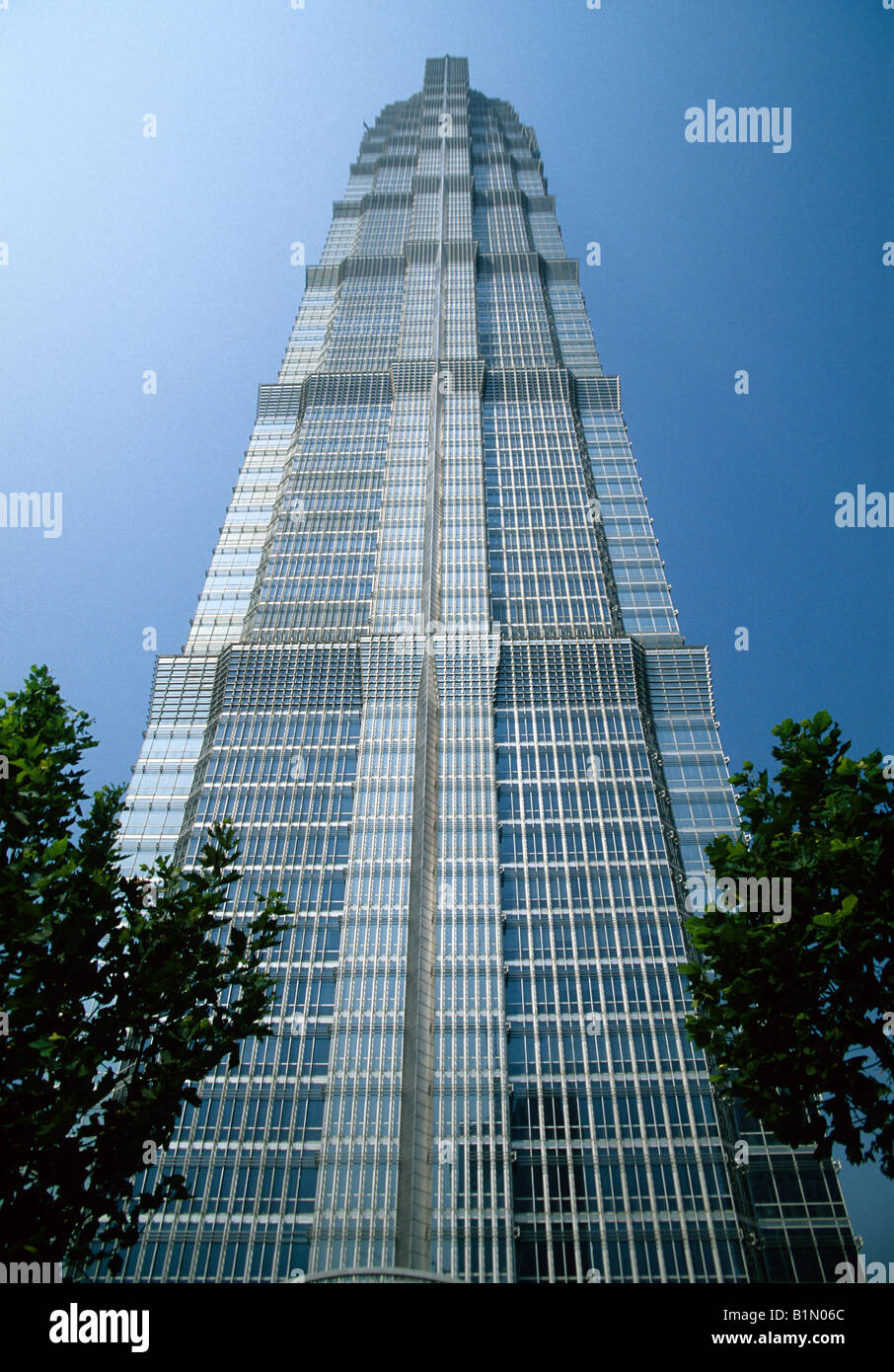 Der Jin Mao Tower (Golden Wohlstand Gebäude), enthält das Grand Hyatt Shanghai, weltweit höchste Hotel in Pudong Stockfoto