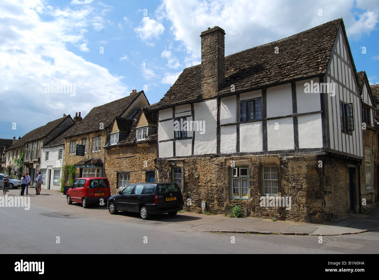 Blick auf das Dorf, High Street, Lacock, Wiltshire, England, Vereinigtes Königreich Stockfoto