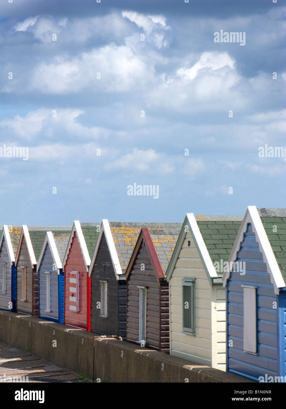Strandhütten an der Strandpromenade in Southwold, Suffolk Stockfoto