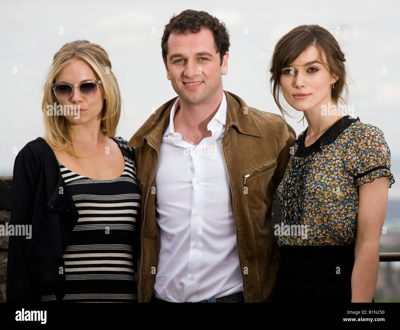 Keira Knightley, Matthew Rhys und Sienna Miller bei der Edinburgh International Film Festival-Welt-Premiere von The Edge of Love. Stockfoto
