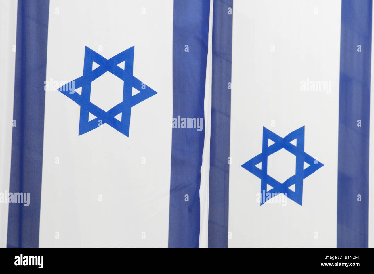 Zwei israelische Fahnen auf dem Display in Jerusalem während das 60. Jubiläum des Staates Israel. Stockfoto