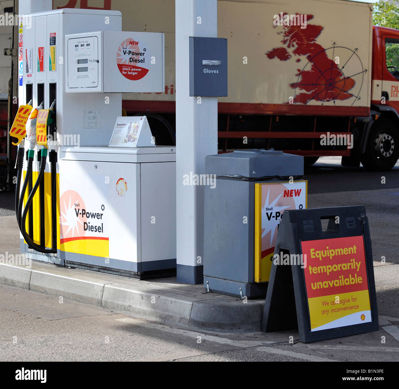 Bleifreies Benzin und Diesel Kraftstoffpumpen außer Betrieb an einer Shell-Tankstelle nicht verfügbar Stockfoto