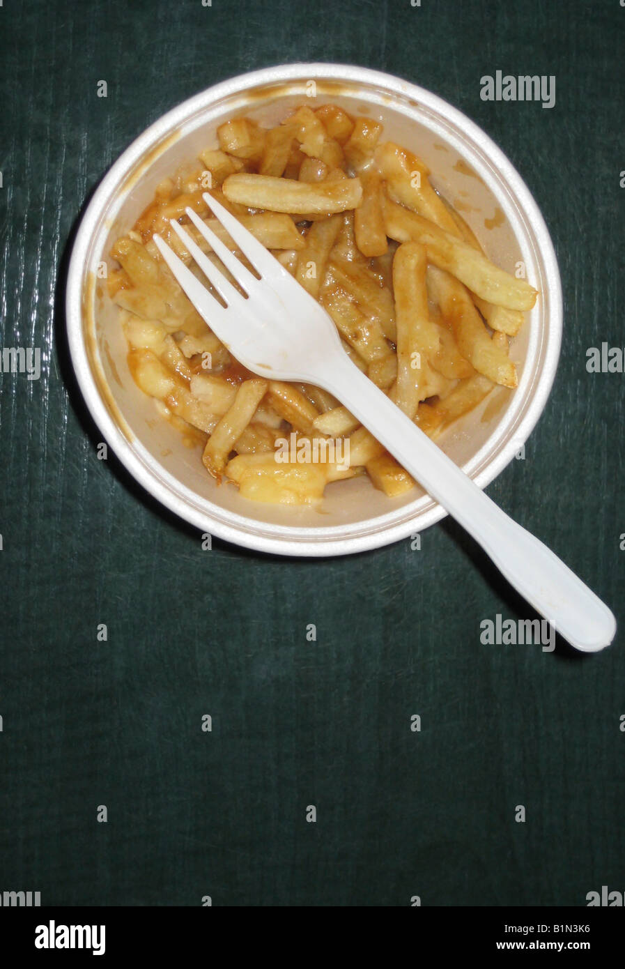 Poutine, bedeckt ein beliebtes kanadisches Französisch traditionelle Junk-Food gemacht mit Pommes frites-Sauce und Käse überbacken. Stockfoto
