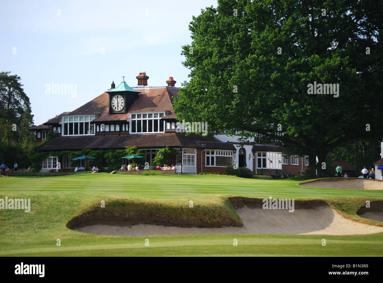 Clubhaus und 18. Grün, Sunningdale Golf Course, Sunningdale, Berkshire, England, Vereinigtes Königreich Stockfoto