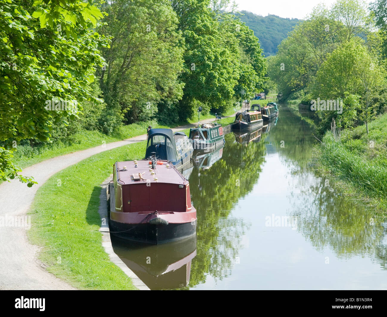 Kanalboote aufgereiht neben der Kennet und Avon Kanal in das Dorf Claverton, in der Nähe von Bad Stockfoto