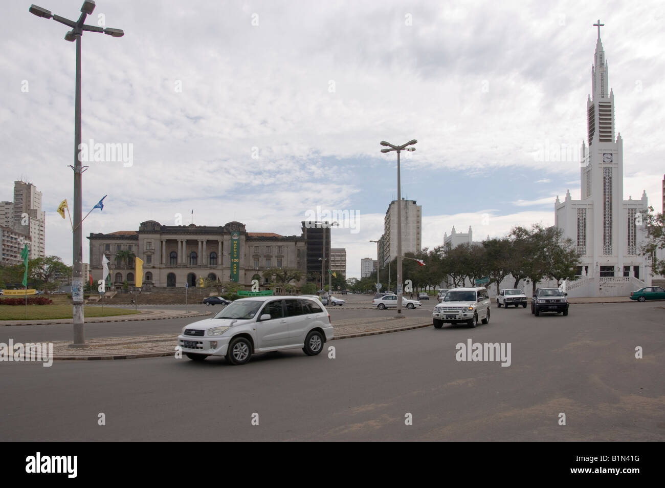 Die Praca de Independencia mit der Catedral de Nossa Senhora da Conceição und Conselho Municipal (Rathaus) in Maputo. Stockfoto