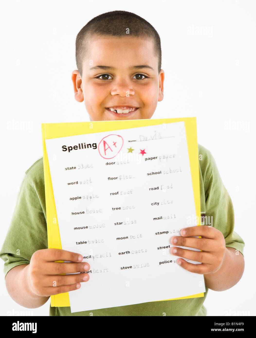 Kleiner Junge zeigt stolz Papier mit einer Note Stockfoto