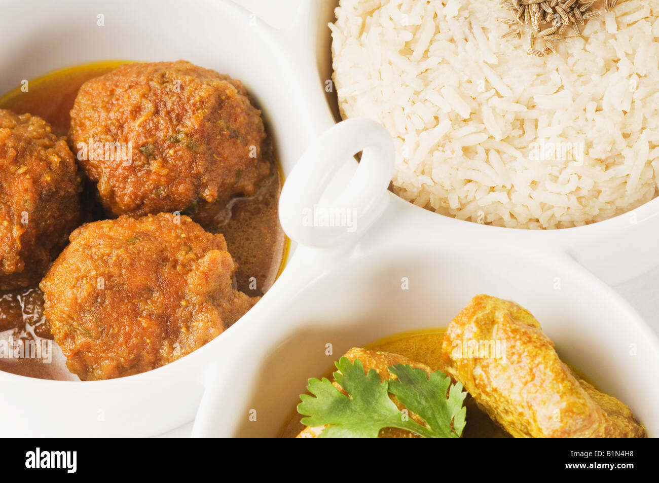 Nahaufnahme von Koftas Curry und gekochtem Reis und Frikadellen in Schalen Stockfoto