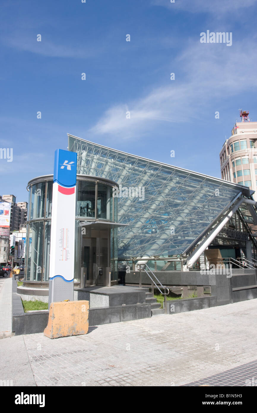Glas-Türme am Eingang zum Formosa Boulevard Station, Kaohsiung Mass Rapid Transit (KMRT) Kaohsiung, Taiwan, ROC Stockfoto