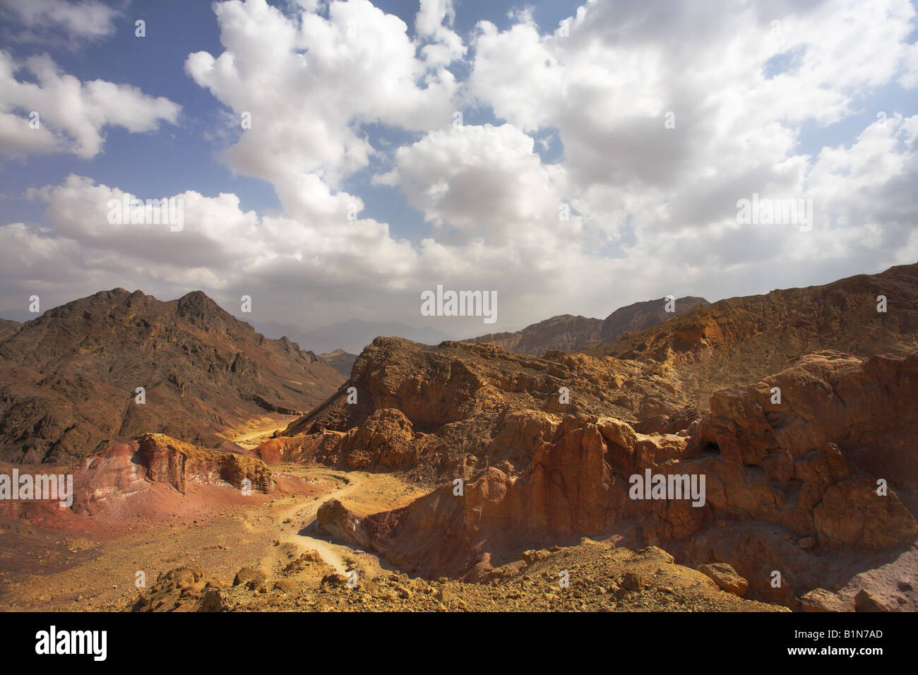 Straße zwischen geologischen Schichten in Steinwüste im Süden Stockfoto