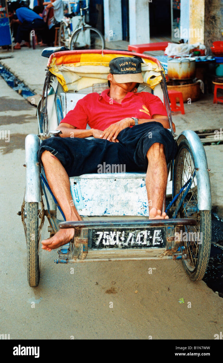 Vietnam Hue Mann schlafend In seinem Pedicab Stockfoto