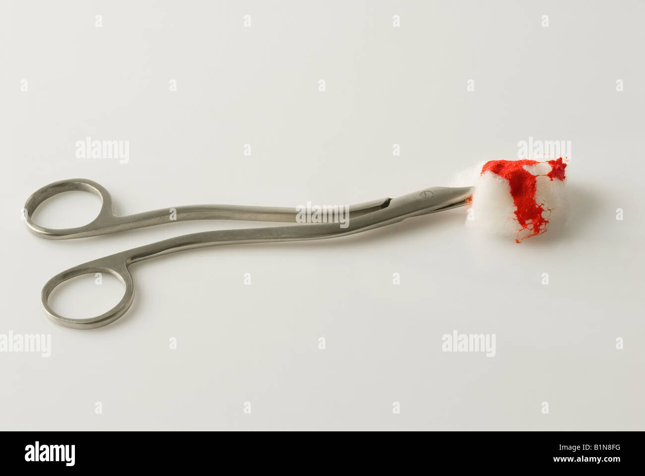 Nahaufnahme der chirurgische Scheren mit Blut auf Baumwolle Stockfoto