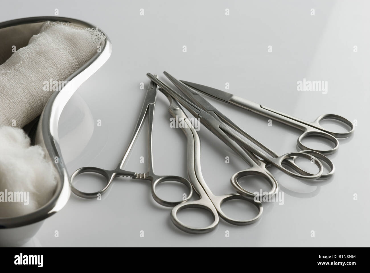 Chirurgische Schere und Nieren Gericht in Nahaufnahme Stockfoto