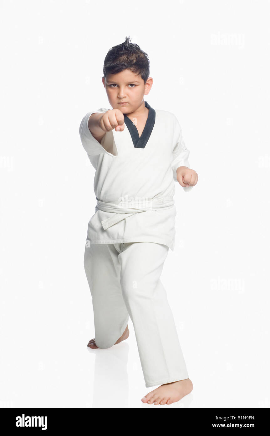 Junge üben karate Stockfoto