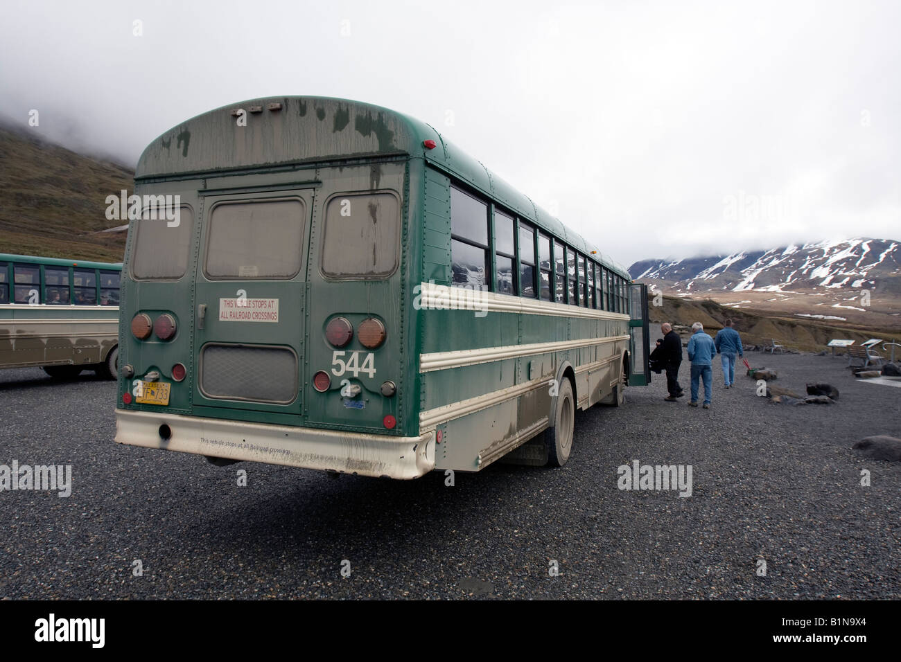 Touristen immer auf einen Bus in Denali Nationalpark & zu bewahren. Stockfoto