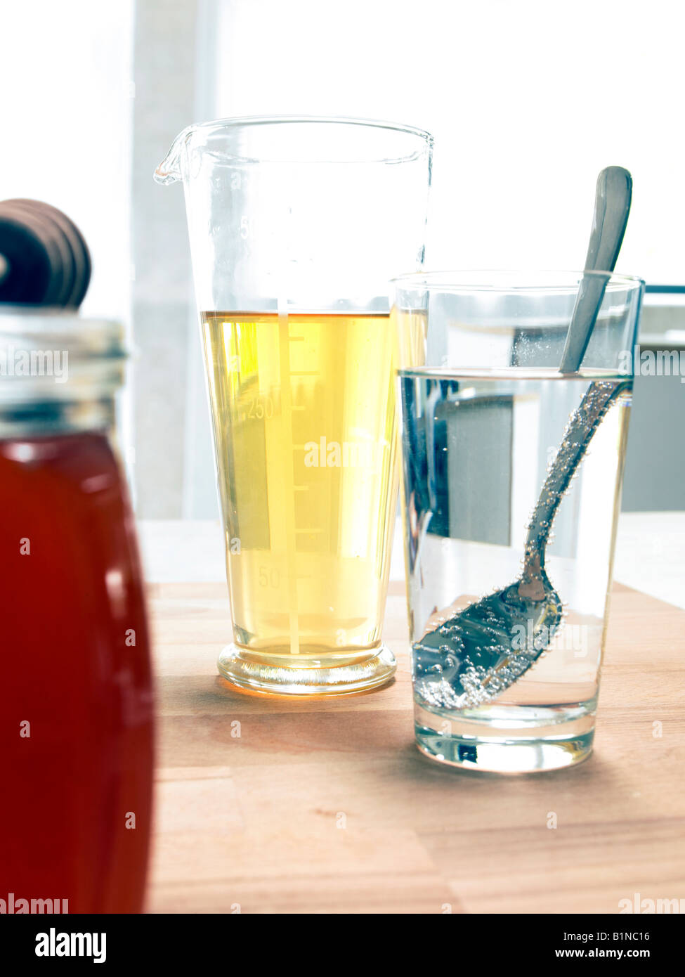 Schlafen Hilfe: Apfelessig, lauwarmes Wasser und Honig Stockfoto