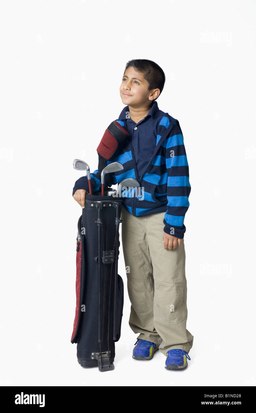 Junge mit einer Golftasche Stand Stockfoto