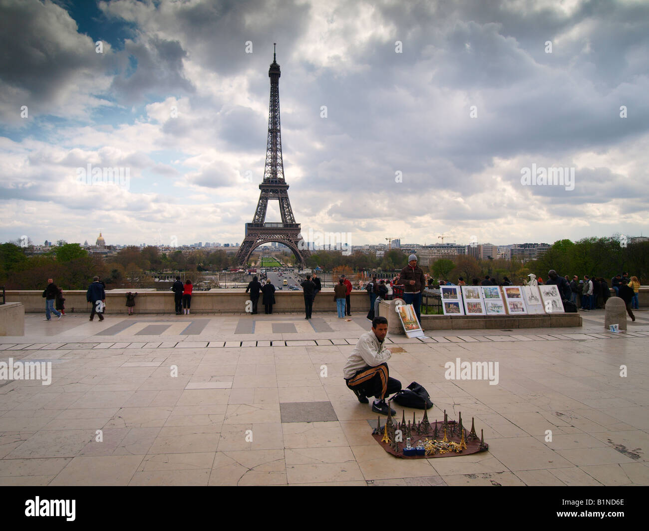 Mann verkauft wenig Eiffel Towers als Souvenirs Trocadero Paris Frankreich Stockfoto