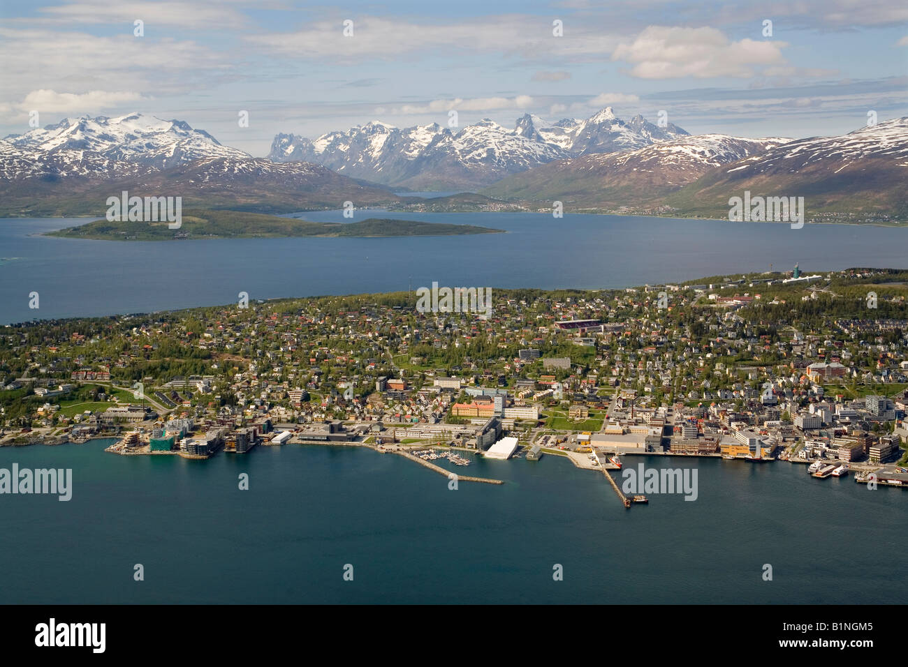 Stadt Tromsø in Norwegen & Blick auf Kvaløya Stockfoto