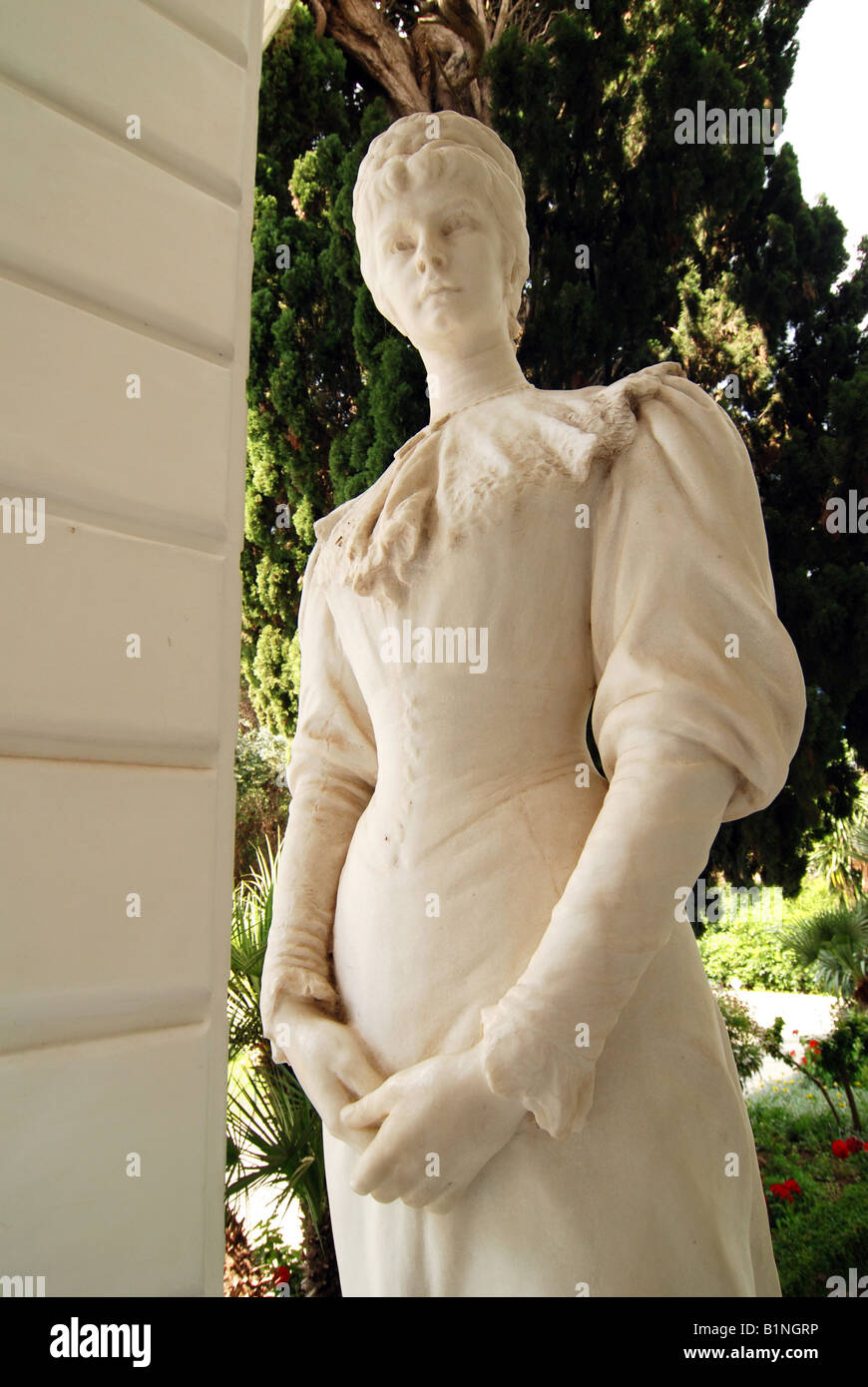 Statue der Kaiserin Elisabeth Amalie Eugenie (auch bekannt als "Sissi" oder "Sisi") in ihrem Palast genannt Achilleon auf der griechischen Insel Korfu Stockfoto