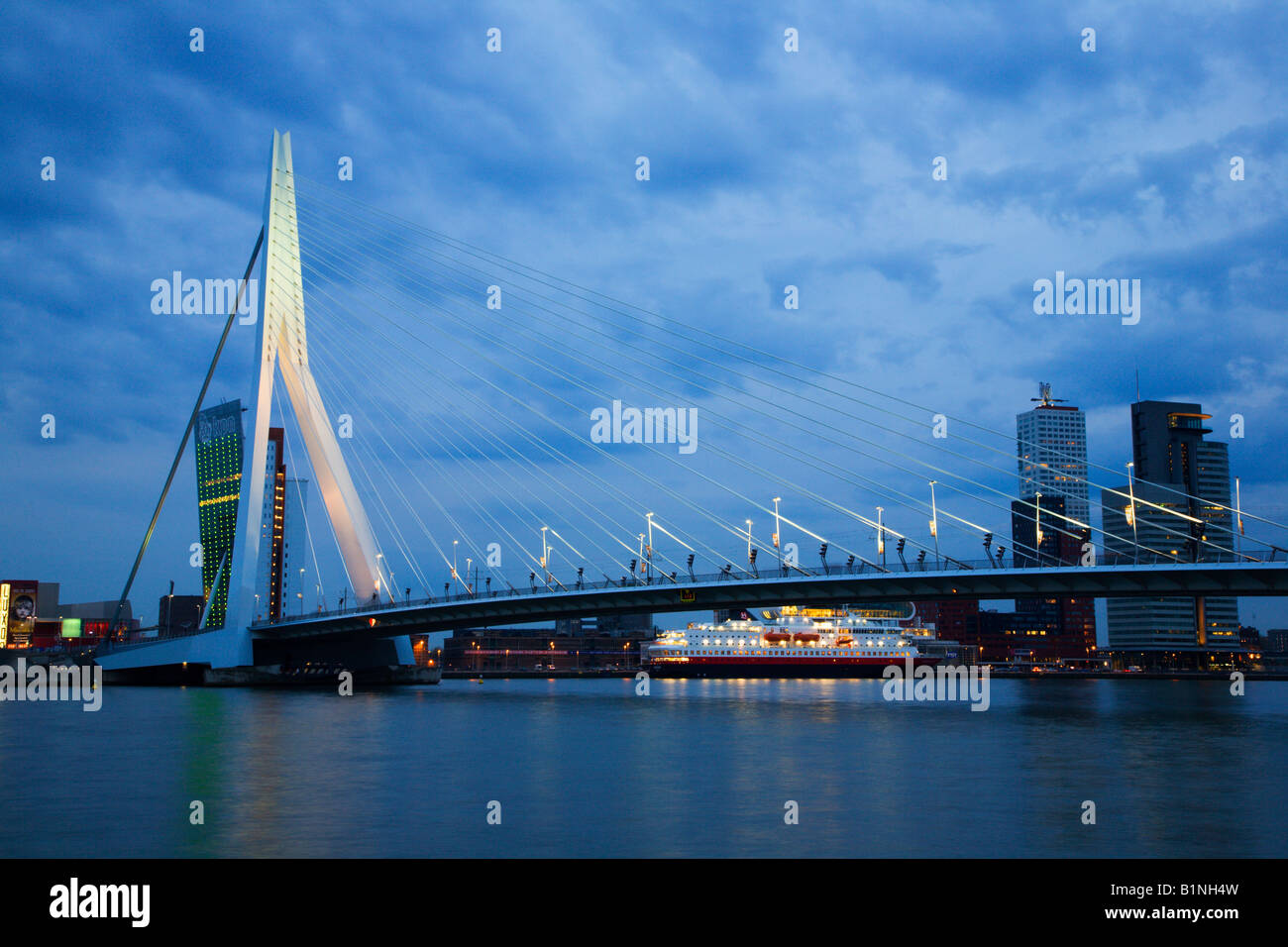 Erasmus-Brücke bei Abenddämmerung Rotterdam Niederlande Stockfoto