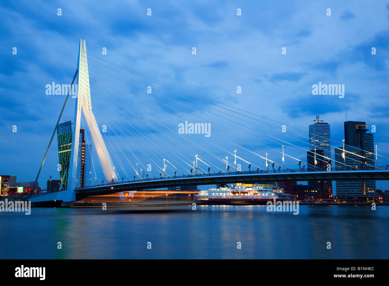 Boot, vorbei unter Erasmus-Brücke bei Abenddämmerung Rotterdam Niederlande Stockfoto