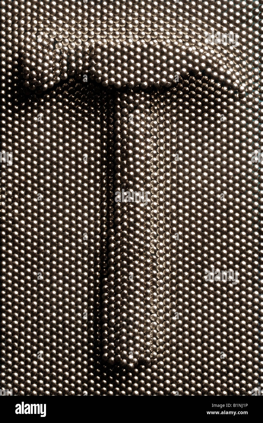 Hammer Form in einer Matrix-Pinnwand Stockfoto