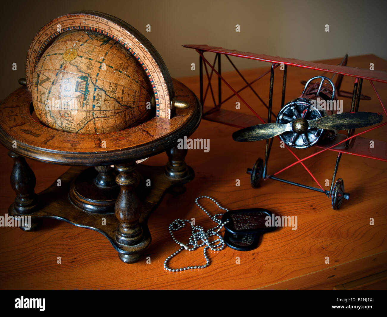 Dog Tags mit Globus und Flugmodell Stockfoto