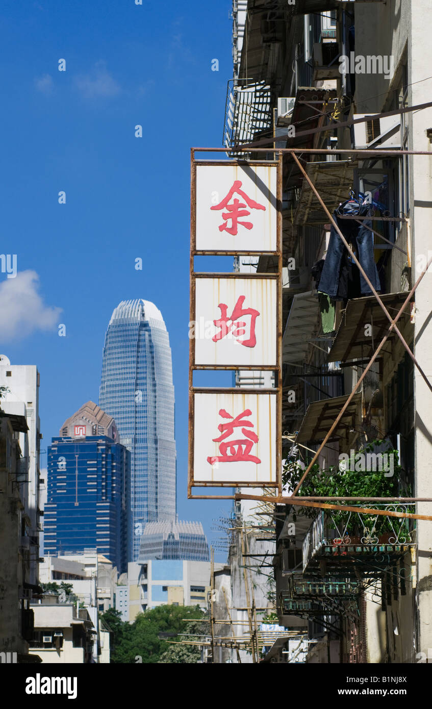 "Alte chinesische Zeichen in der Sheun Wan District of Hong Kong im Gegensatz zu den modernen IFC building im Geschäftsviertel der Stadt." Stockfoto