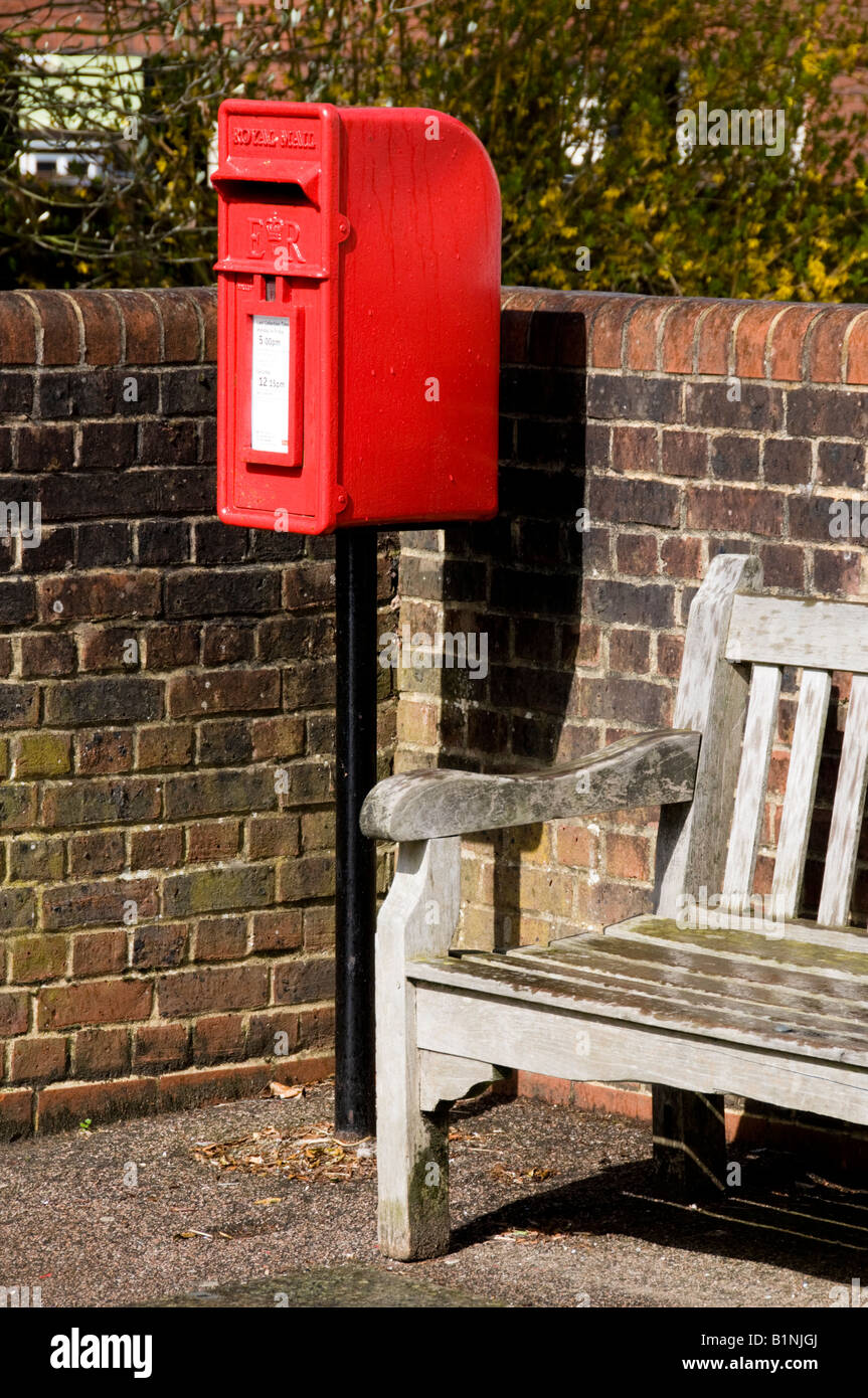 einen roten Briefkasten und eine Bank in Dorking, Surrey, England Stockfoto