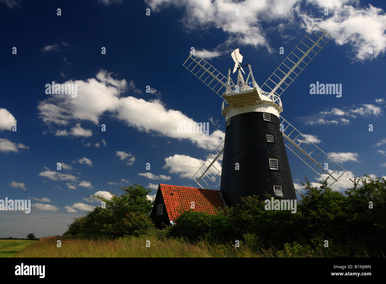 Turm-Mühle bei Burnham Overy Staithe an der North Norfolk-Küste. Stockfoto