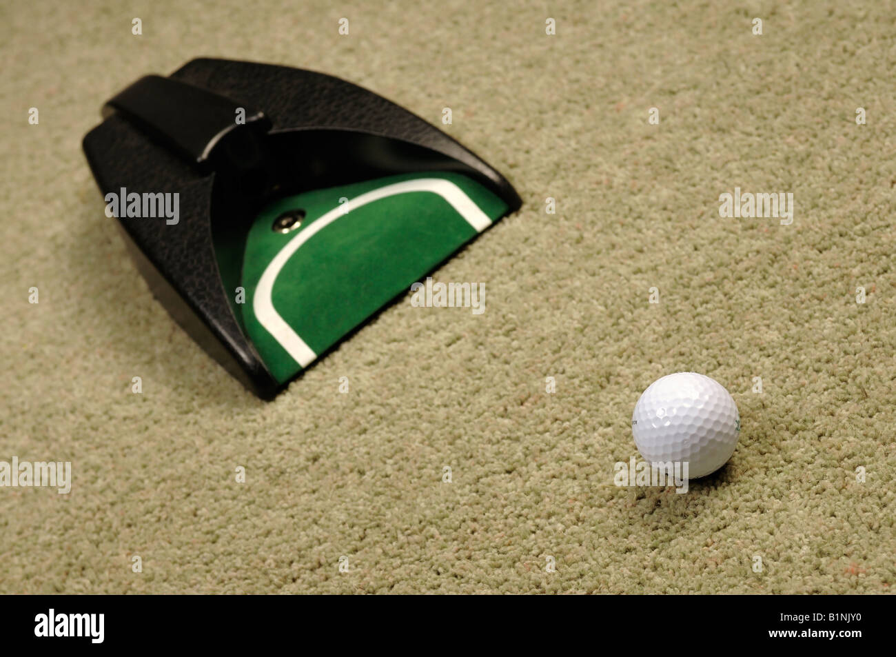 Golf-Ball-Putter auf Teppich Stockfoto