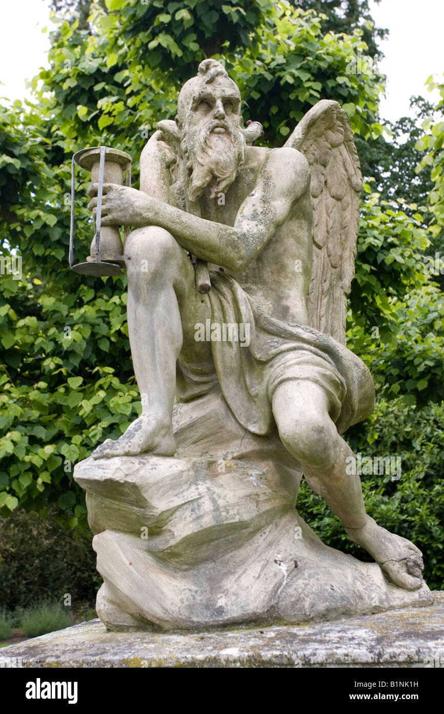 Steinerne Statue des alten Vater Zeit Sandringham in der Nähe von Kings Lynn Norfolk UK Gärten Stockfoto