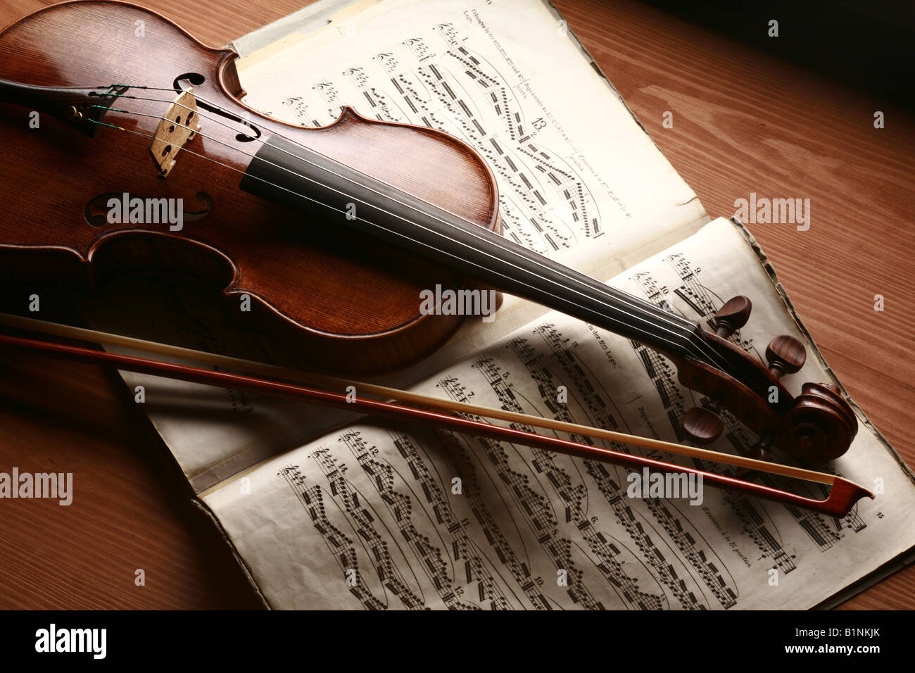 Violine mit Geigenbogen auf ein Notenblatt Stockfoto