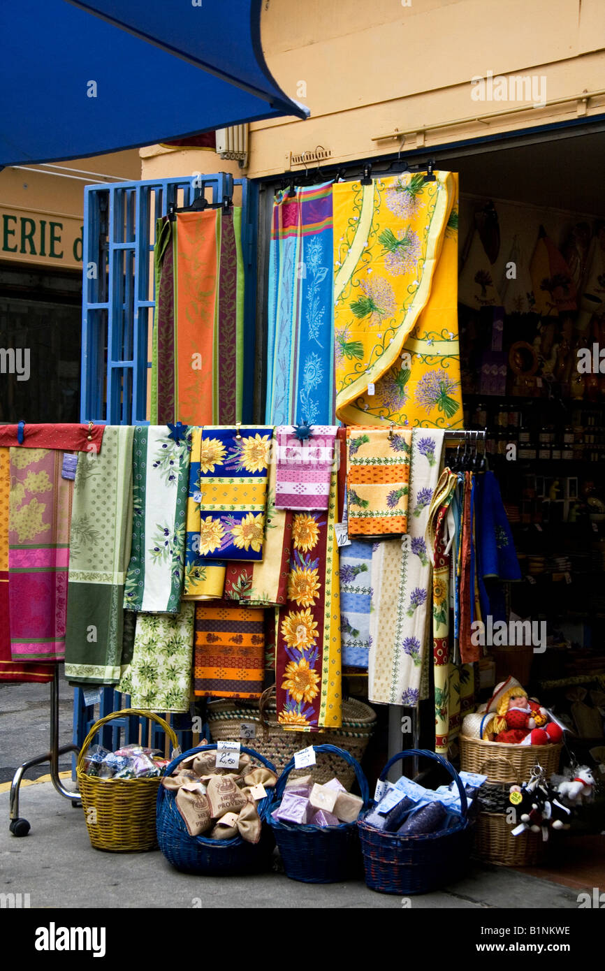 Shop Anzeige Tischdecken in Arles, einer Stadt in der Provence, Frankreich. Stockfoto