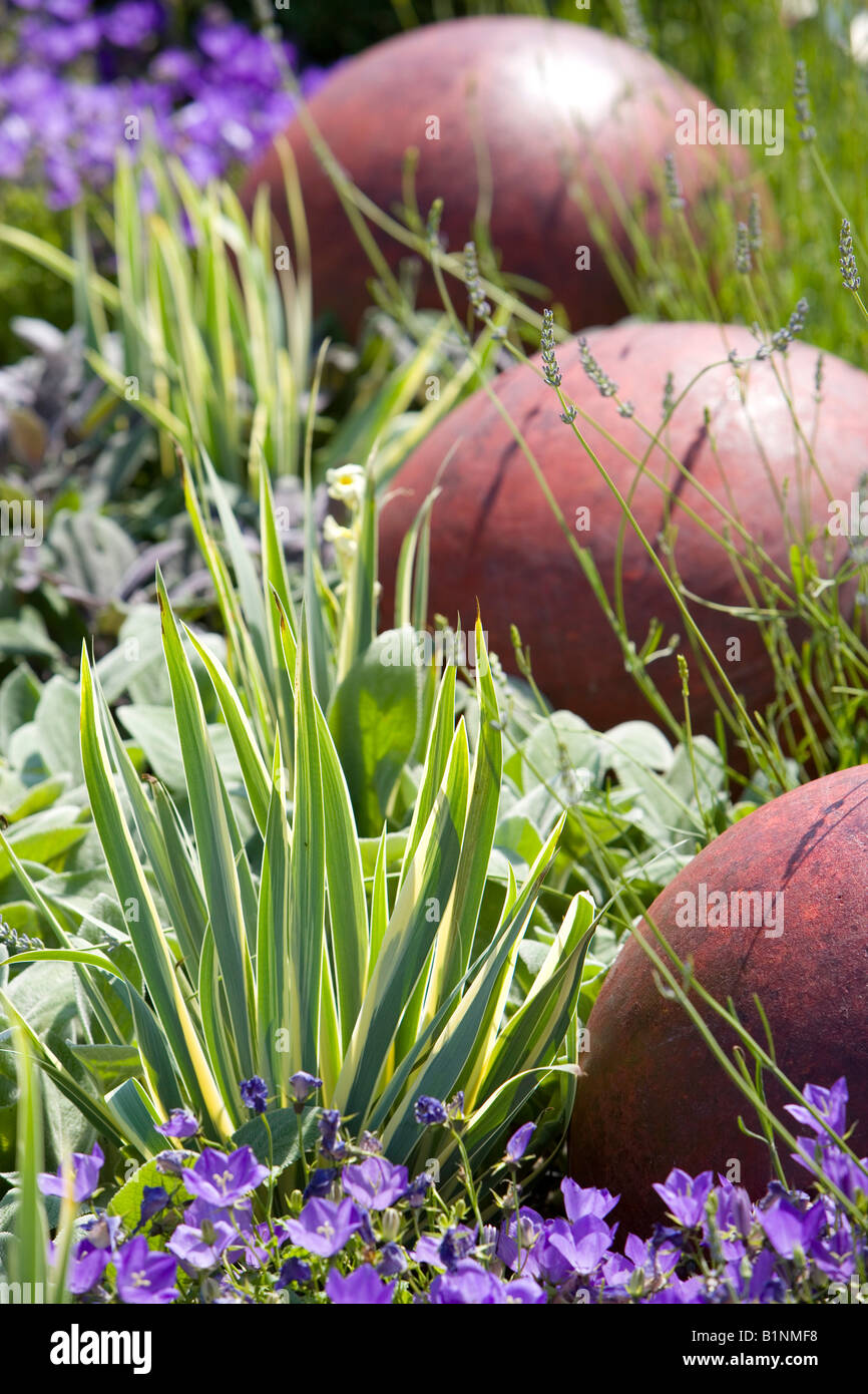 3 rote Kugeln verwendet, als eine Garteneigenschaft mit bunten Laub Stockfoto