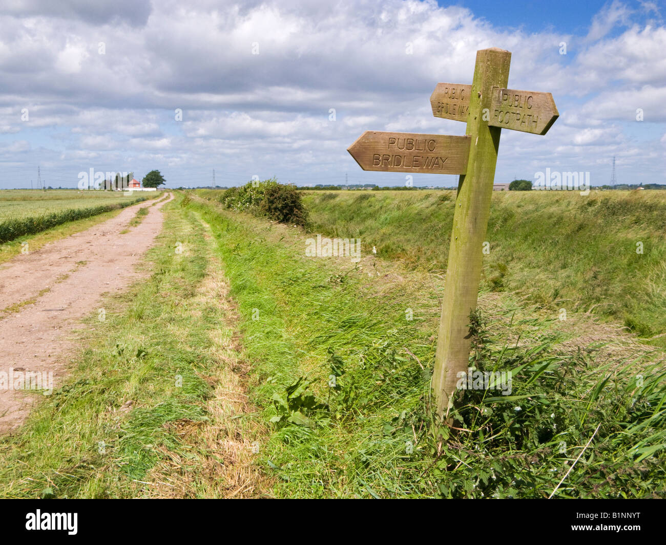 Holzschild post zeigt öffentliche Footpaths und Bridleways in Sümpfen, East Yorkshire, England, Großbritannien Stockfoto