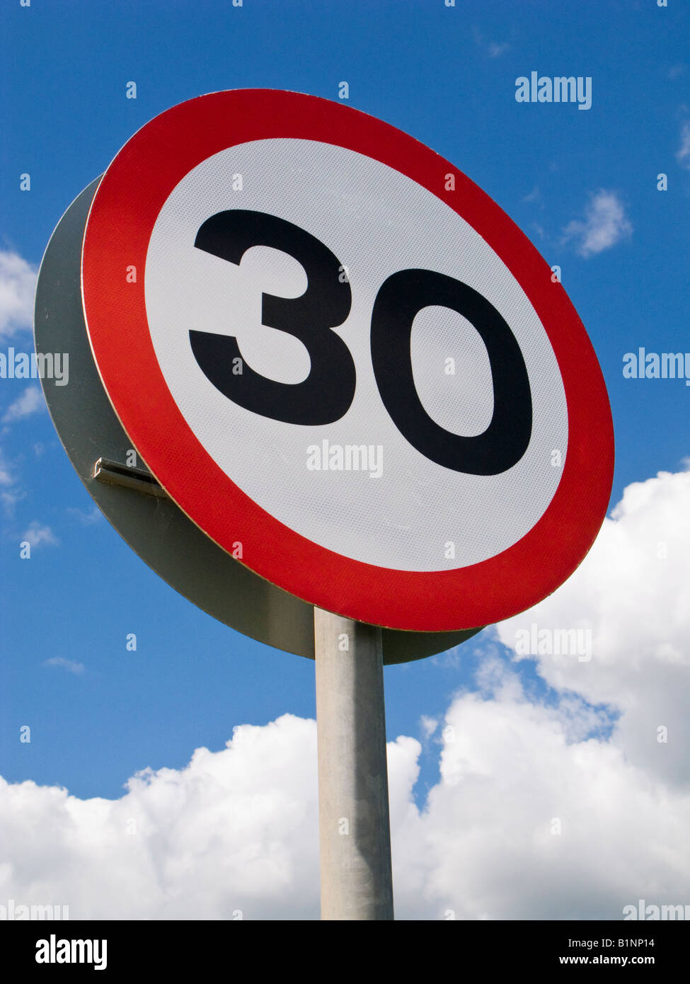 30 km/h Geschwindigkeitsbegrenzung, Straßenschild England Großbritannien isoliert vor einem blauen Himmel, Großbritannien Stockfoto