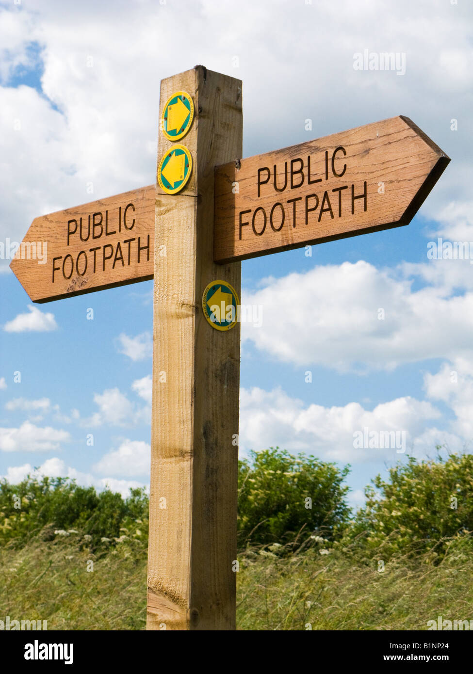 Holzschild post zeigt öffentliche Fußwege England UK Stockfoto