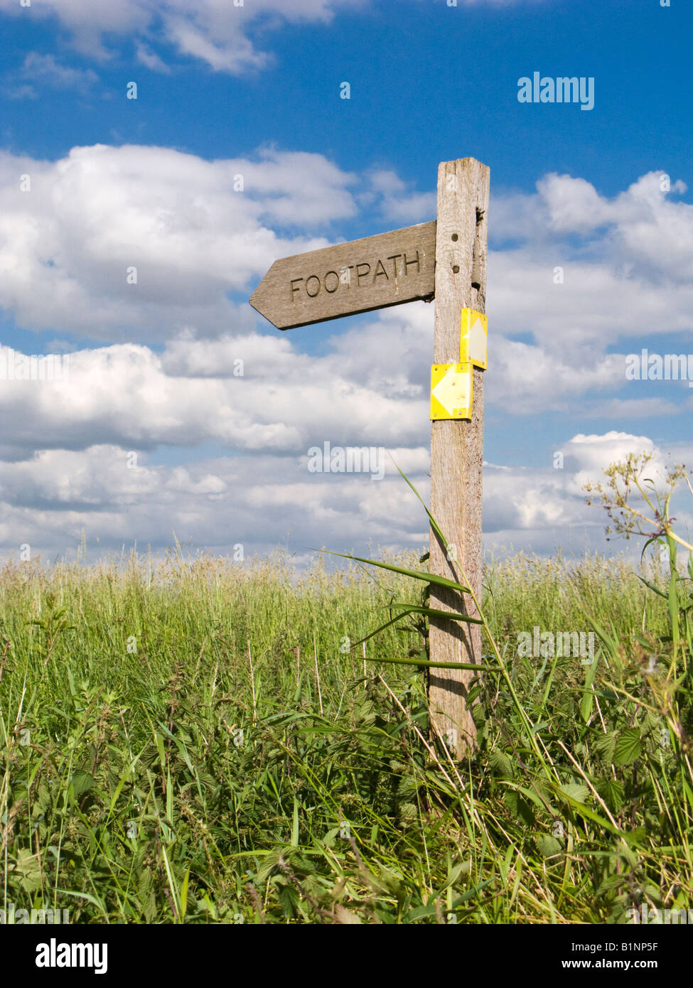 Wegweiser aus Holz zeigt öffentliche Fußweg England UK Stockfoto