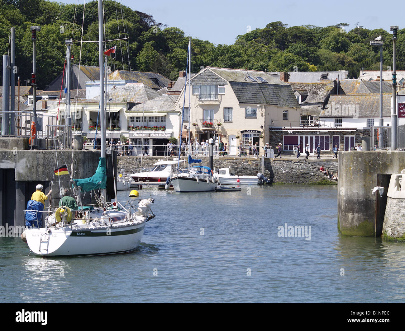 Eine Yacht in Hafen von Padstow, Cornwall, Großbritannien Stockfoto