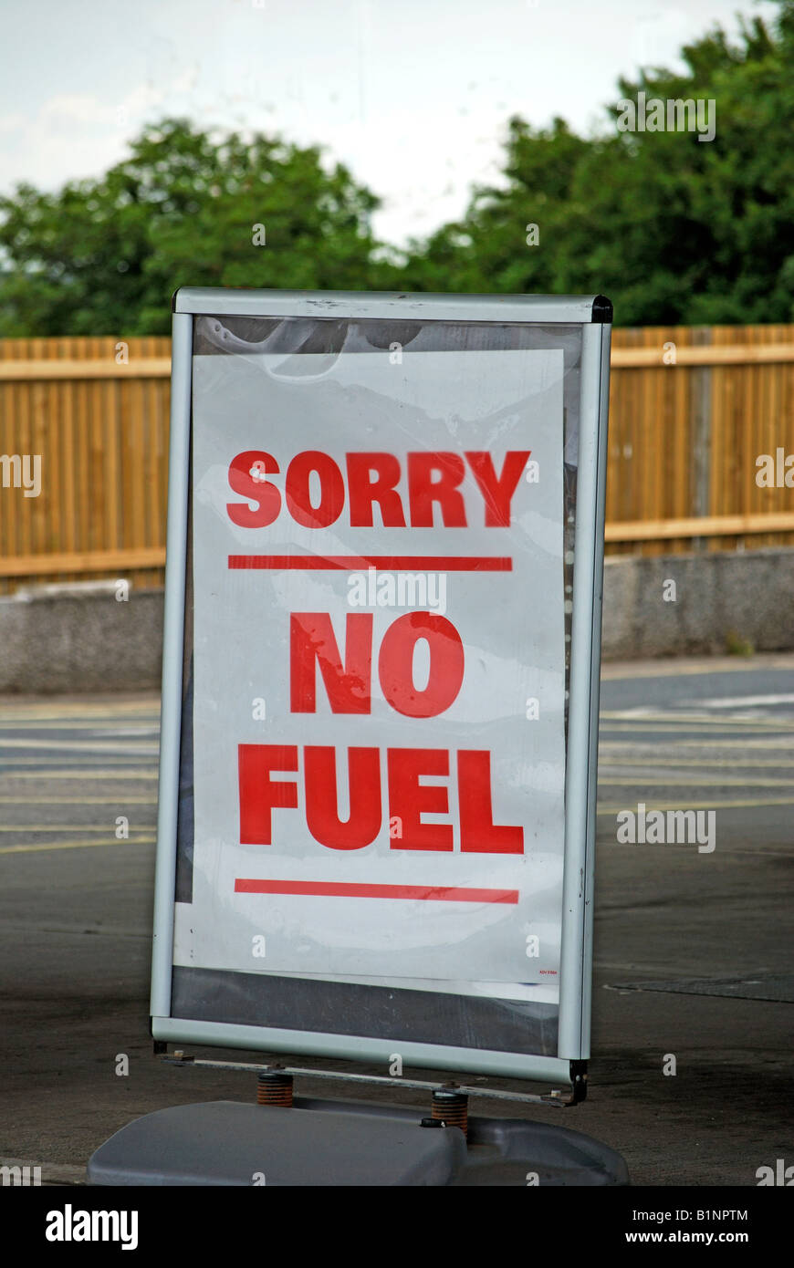 ein Schild sagt "sorry kein Kraftstoff" an einer Tankstelle Stockfoto