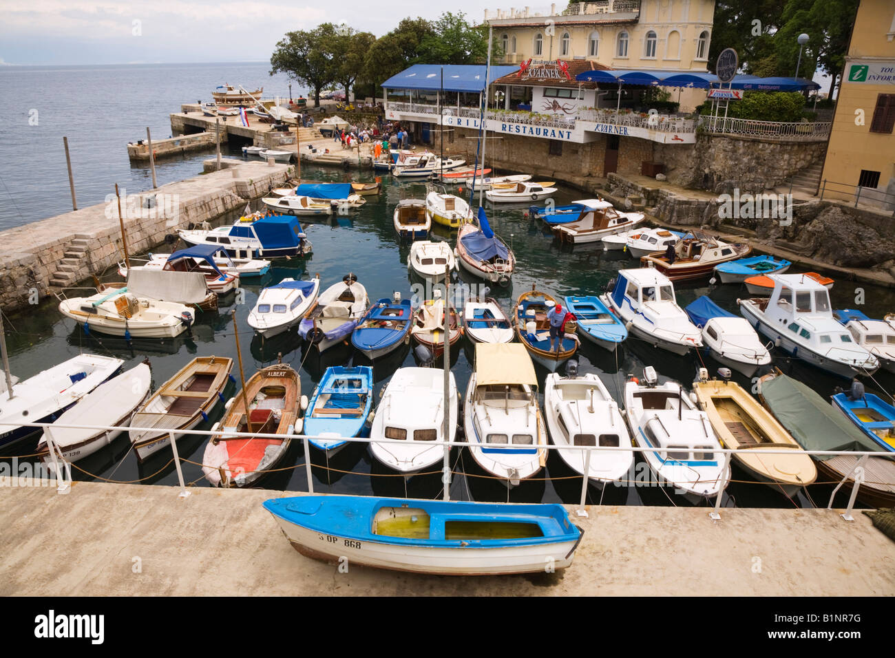 Lovran Istrien Kroatien Europa hohe Aussicht auf festgemachten Boote im kleinen Hafen Fischerhafen von oben am Kvarner Küste Stockfoto