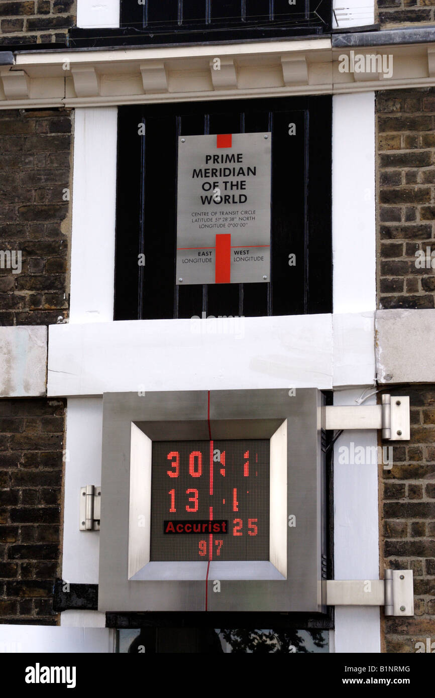 Am Londoner Royal Observatory Greenwich Nullmeridian Linie und GMT Digitaluhr Stockfoto